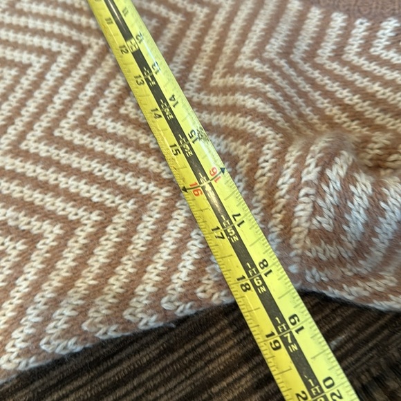 Ganni Chevron Pullover in Brown
MEGHAN MARKLE, TOPS - Picture 15 of 16